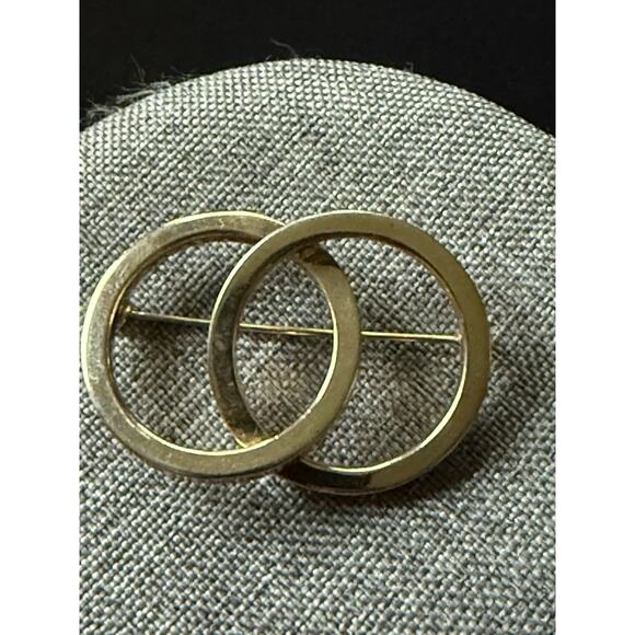 Vintage Gold Tone Signed Castlecliff Double Interlocking Circle Eternity Brooch - Picture 1 of 4